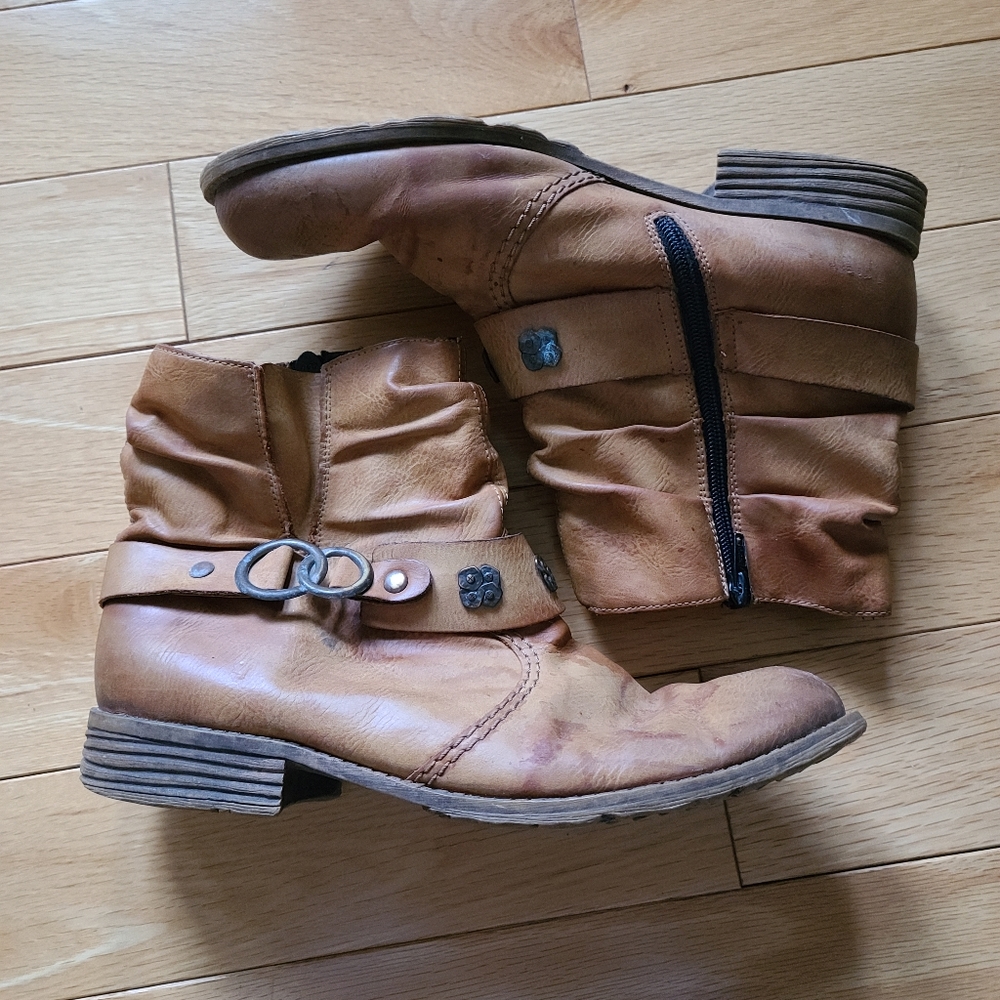 Tan Low Rise Rieker Boots, Size 40 (8½)